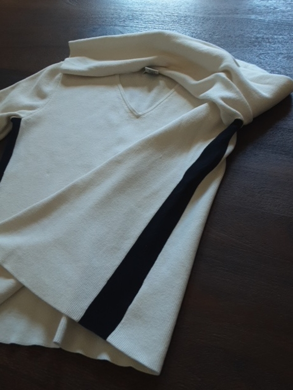 Eddie Bauer V-Neck Black & White Stretch Knit Top